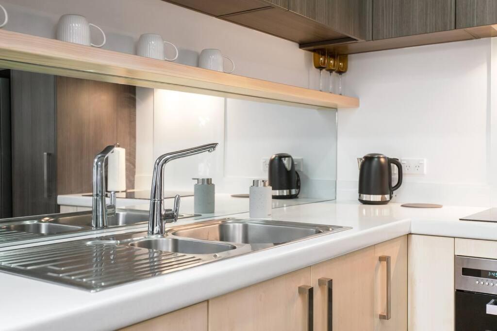 Convenient Urban Townhouse 2 Carparks Available Apartment Крайстчърч Екстериор снимка